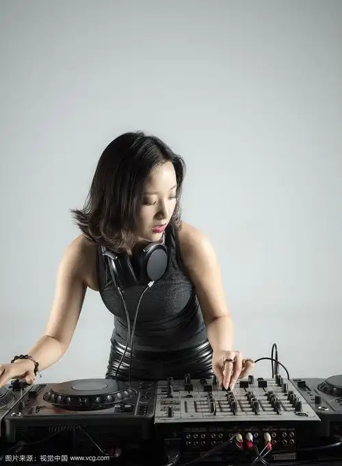 打碟的年轻女dj