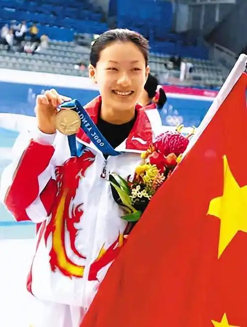 原创跳水皇后伏明霞嫁给大26岁富商现如今怎么样了