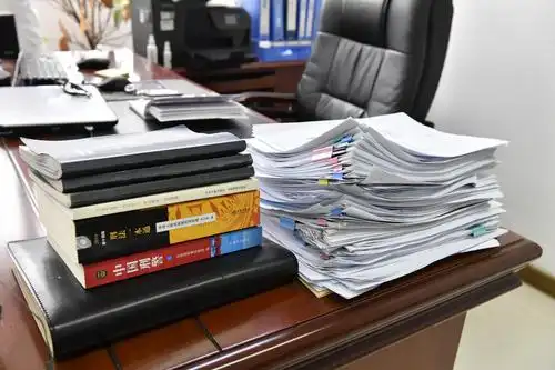 办公桌上堆满文件