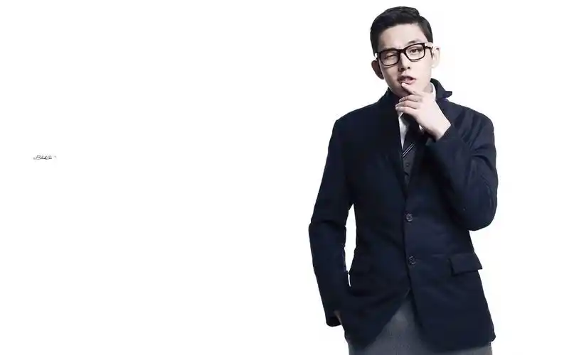 韩国明星刘亚仁帅气时尚写真桌面壁纸高清大图预览1680×1050_日韩