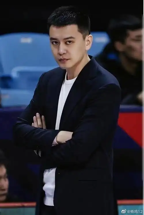 "cba最帅男人"杨鸣疑似婚变,妻子发文16字意有所指,删除与其合影_腾讯