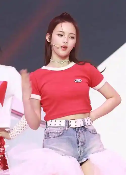 杨超越心真大,舞台图不p就放出来,身材和想象中差距太大_短裤_设计