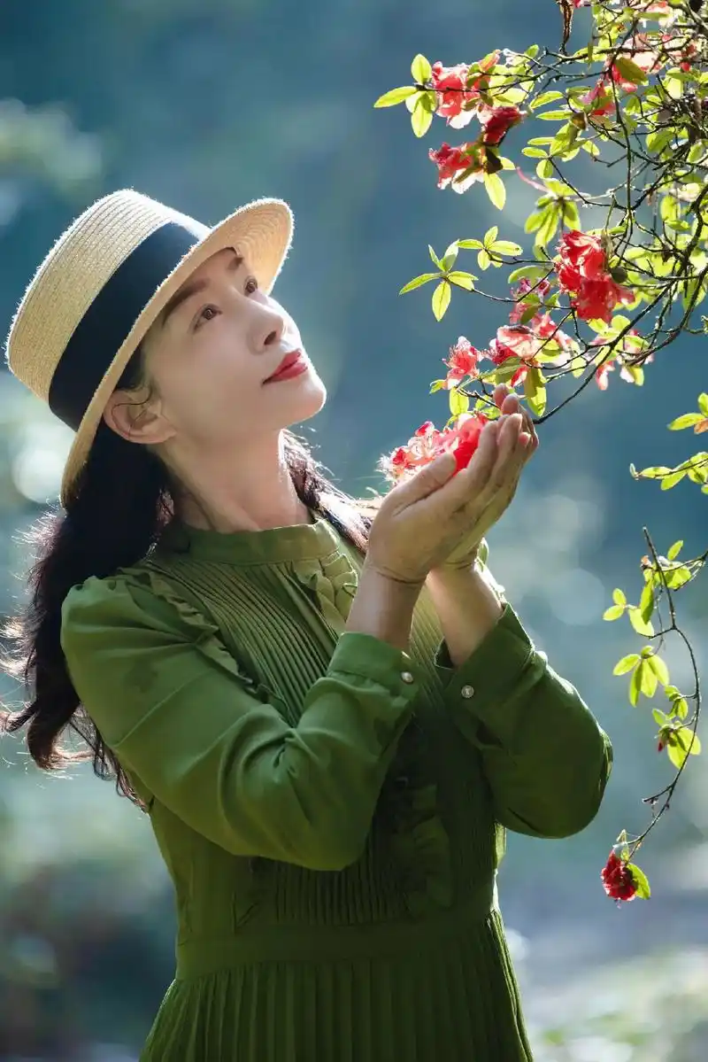 杜鹃花开红满山.#外景自然自光拍摄,#耿哥独创,#一场樱花雨 - 抖音