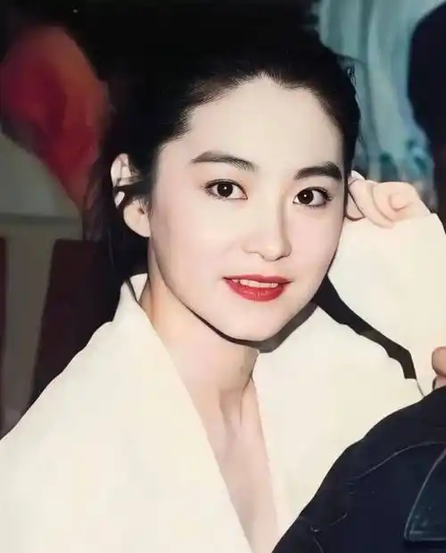 一代佳人林青霞:年轻时真是惊艳了时光,美得清丽脱俗