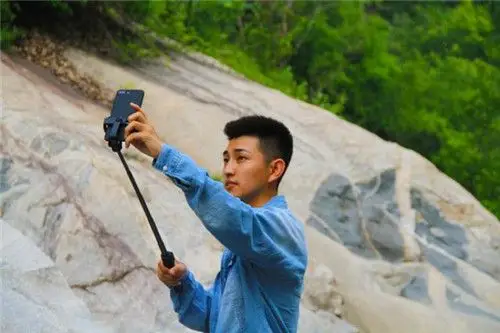 帅气网红男主播户外直播 遇美女粉丝现场浪漫表白_南阳新闻_新浪河南