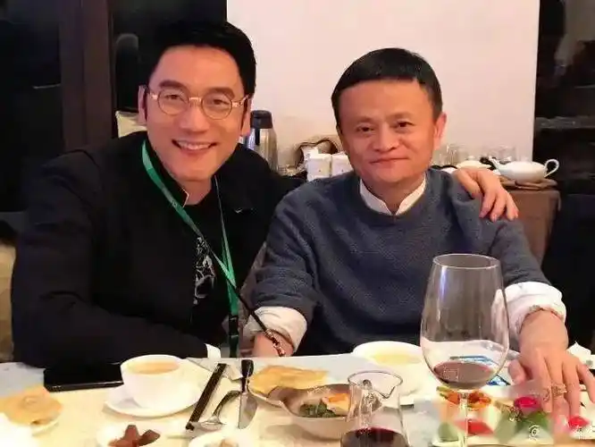 职业的上流人士都愿意汇聚林依轮家,胡歌,王中磊都是他家常客,马云