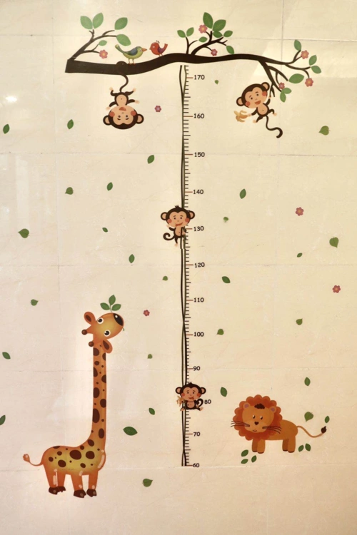 入户大堂的墙上还贴了可爱的身高标尺,十分贴心.
