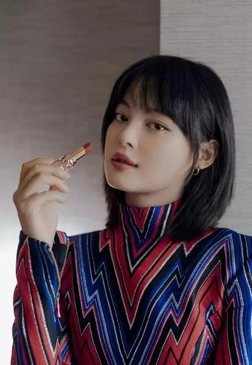 1,四五十岁的女人别留长卷发了,推荐这5款短发,气质又减龄