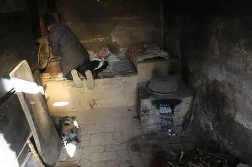 图中是老人家住的简陋民房.