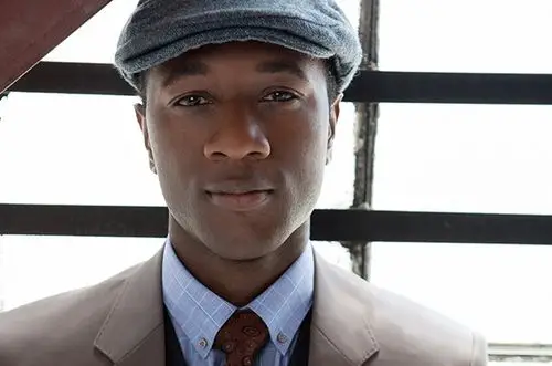 美国35岁黑人灵魂乐歌手aloe blacc在2013年以一首与瑞典dj avicii