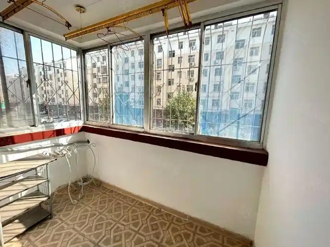 月租1300新华路福寿街新元小区多层二楼干净整洁拎包入住