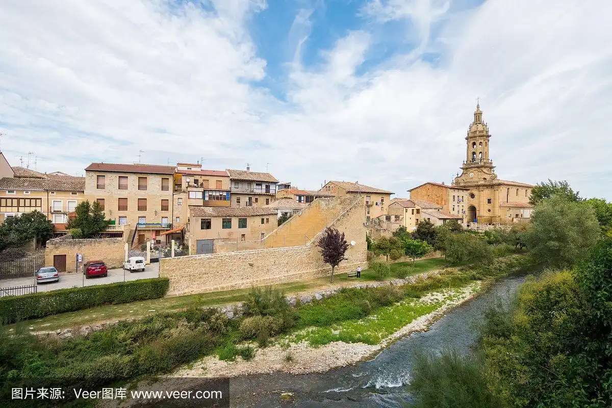 西班牙里奥哈中世纪村庄的全景