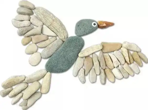 给石头写上字母和文字,在家里跟孩子玩填字游戏,一边游戏,一边学习.