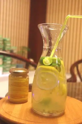 猪大遥做的蜂蜜冰桔茶