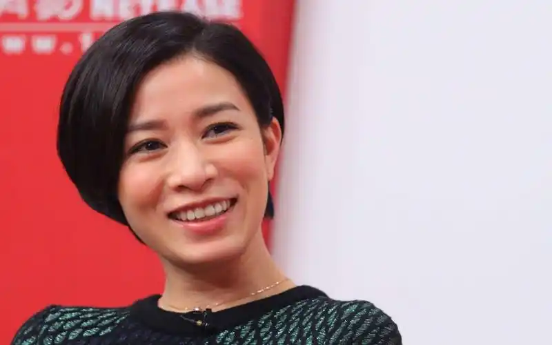 43岁佘诗曼晒自拍素颜照,皮肤水嫩保养有方!