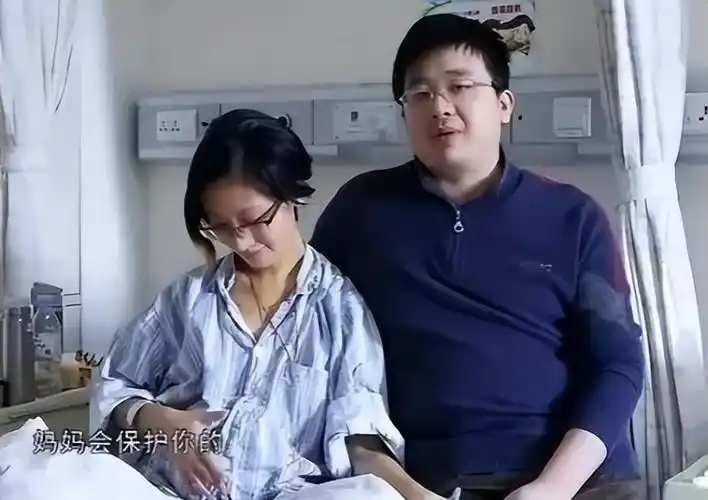 张丽君的表现让所有人哑口无言,她的丈夫韩诗俊站在床边默默地看着身