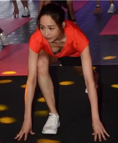张钧甯随意的弯腰竟成为了经典事业线完美大家看都目不转睛了