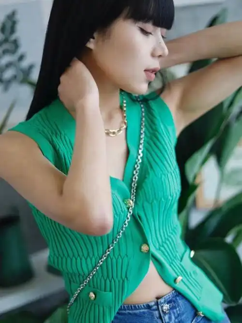 moco针织上衣糅合前卫潮与女性化线条设