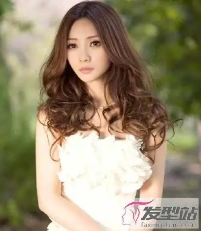 长发怎么烫好看 a字卷发别致唯美_发型站_最新流行发型设计发型图片与