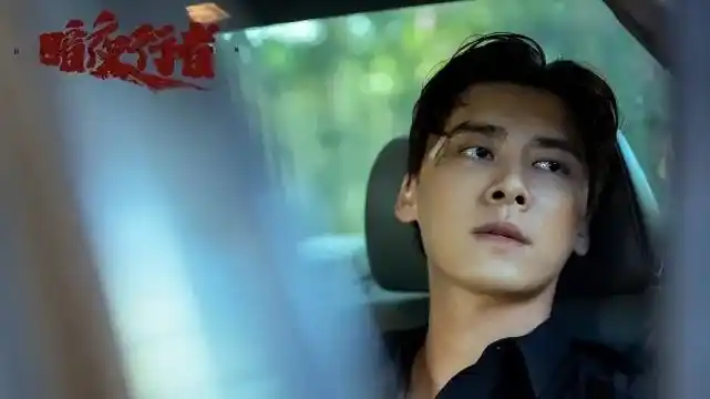 李易峰新剧胡子拉渣还抽烟,坐姿搞笑