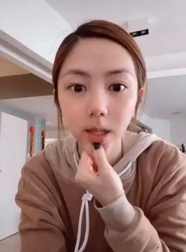 邓紫棋素颜照曝光,被赞颜值很高,差点没认出来