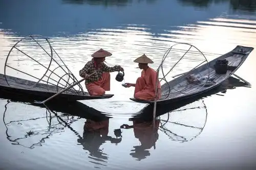 茵莱湖的"独脚船夫"
