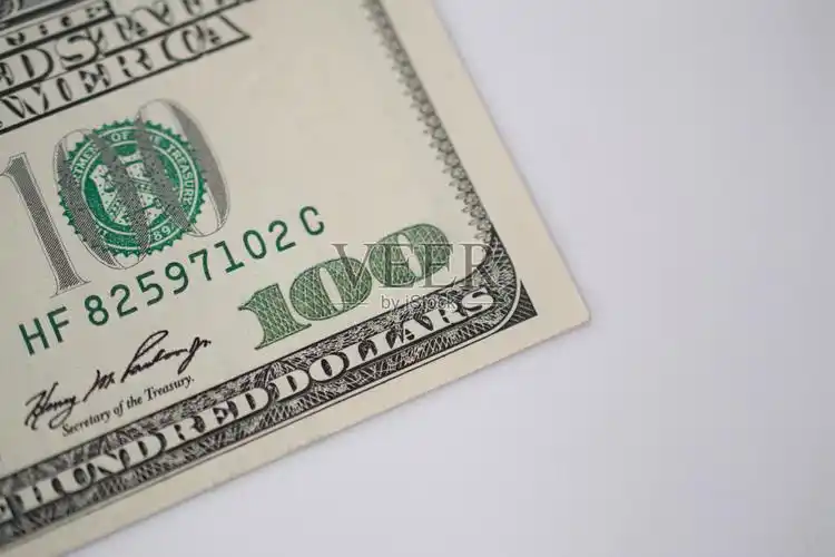 白色背景的100美元钞票照片摄影图片