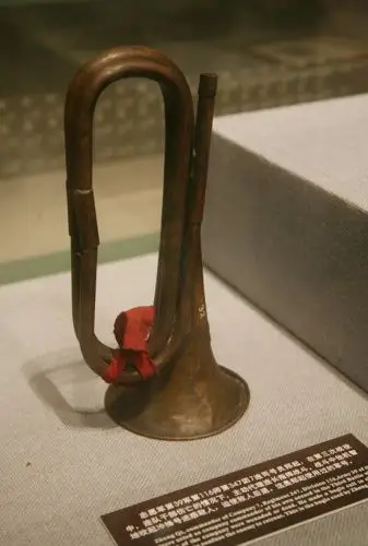 郑起老英雄吓退敌人时使用的冲锋号. 国际在线 记者 戴爽 摄