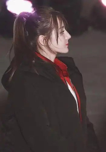 看过迪丽热巴的侧颜合集!惹得网友直呼:想在热巴的鼻梁上滑滑梯