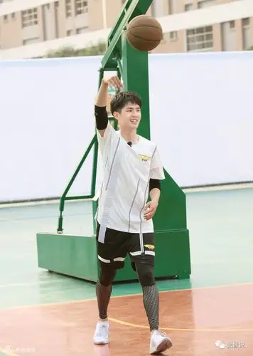 正文 当几位"篮球王"少年相聚篮球场一较高下,究竟谁的篮球技术会是