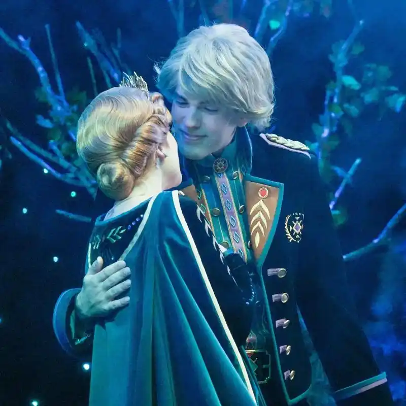 上海迪士尼#冰雪奇缘欢唱盛会#安娜#克里斯托夫 - 抖音