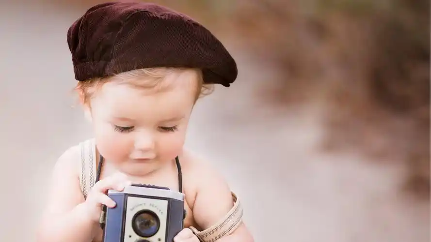 萌娃爱拍照壁纸