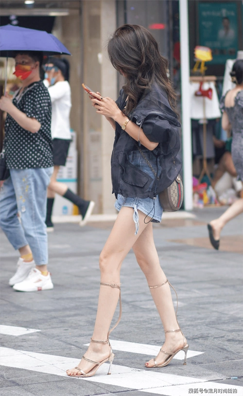 街拍穿搭:小姐姐黑色休闲夹克搭配蓝色牛仔热裤.