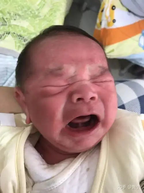 历尽千辛万苦生出孩子妈妈看到孩子的一瞬间却被丑哭了