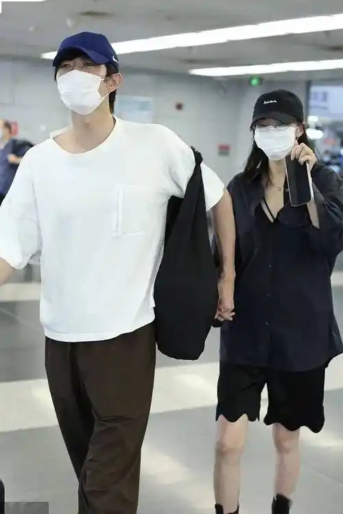 金大川雎晓雯穿情侣装撒狗粮 被传恋情后牵手现身