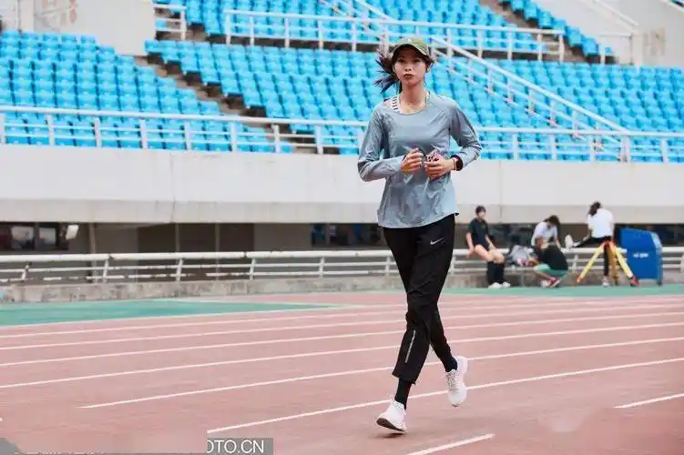 中长跑选手张德顺(右)在训练中运动员听枪训练场景短跑名将韦永丽在训