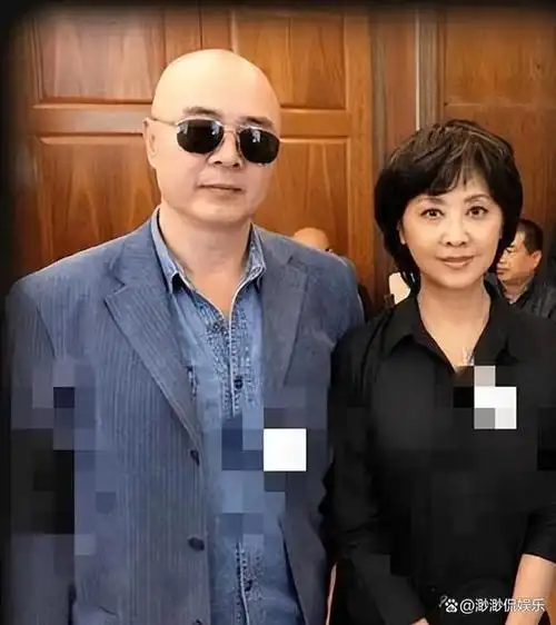 在生活中,朱琳当真过着"女王"一样的生活,她被丈夫照顾的很好,享受着