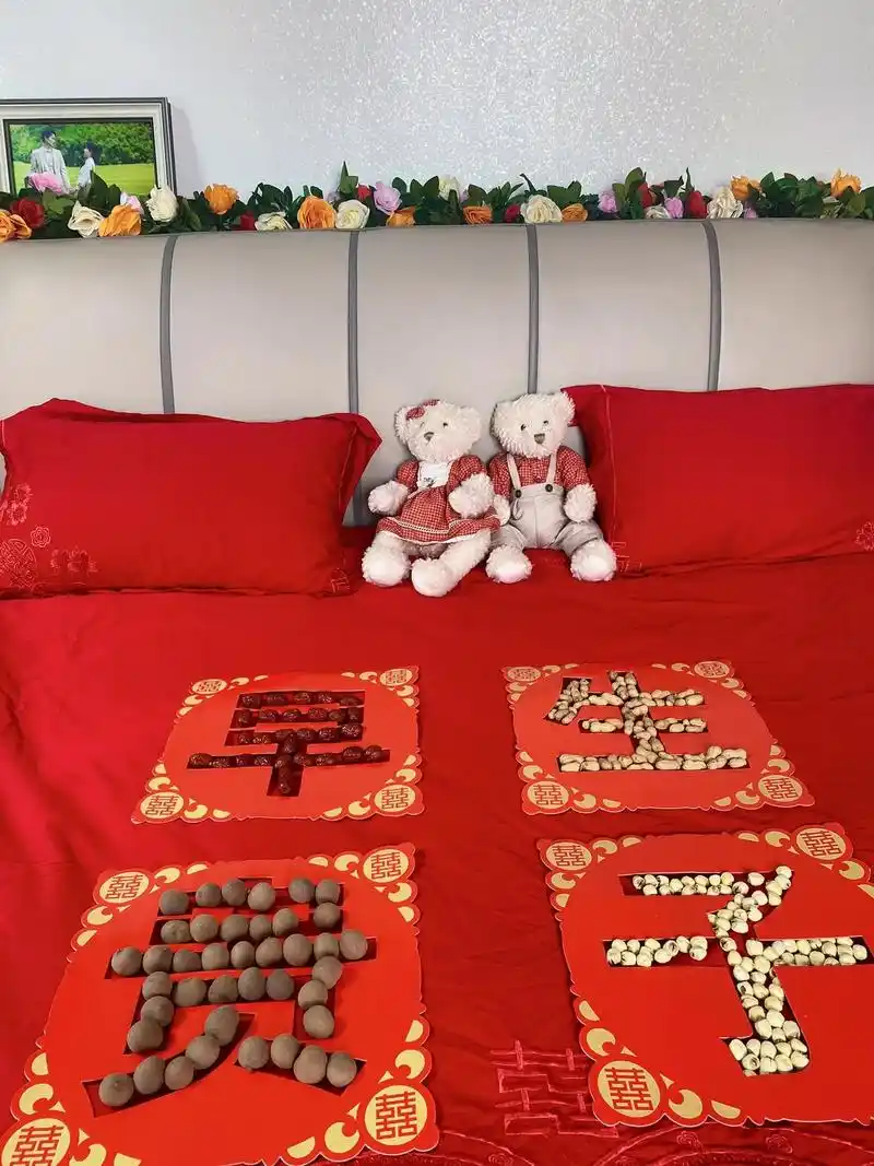 婚床布置之早生贵子.1红枣因其与"早"读音相似,成为新婚夫妇 - 抖音