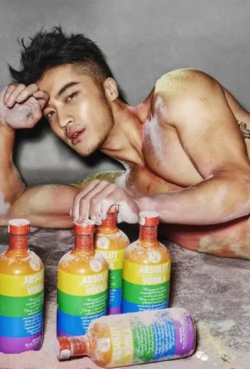 樊野的最新七彩写真大片,屏幕都要被骚穿了额