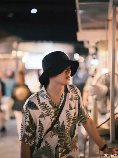 刘昊然泰国游玩照