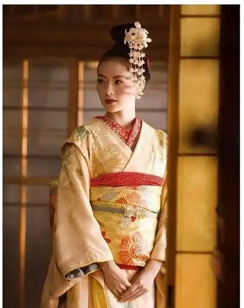 和汪峰离婚仅半年,再看章子怡的处境,张艺谋的话可算有人信了!