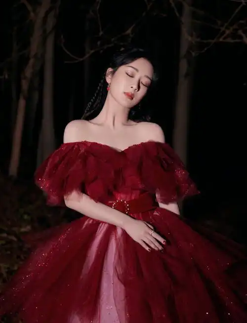 杨紫酒红色星光公主裙