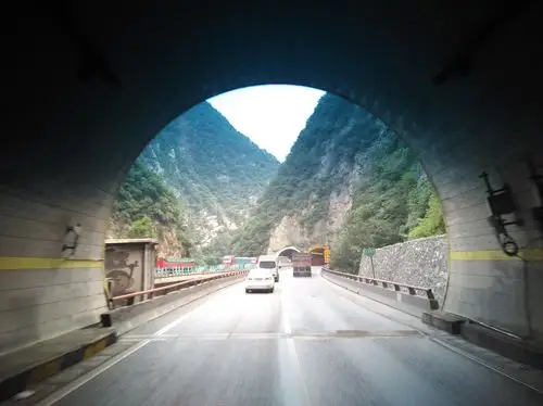 穿越秦岭隧道～群～群～群 秦岭隧道全长136公里,经过桥涵540个,隧洞