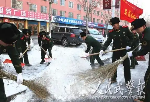 武警8610部队千余官兵除冰雪保畅通(图)