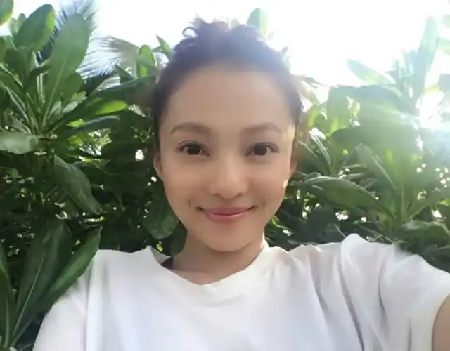 张韶涵晒海岛度假美照 纤腰长腿仙气十足