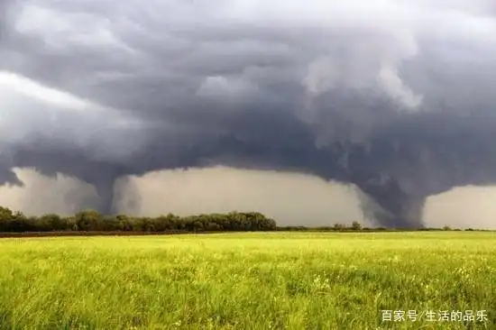 触目惊心!内蒙古巨型龙卷风已致33人受伤,网友:隔着屏幕都震撼