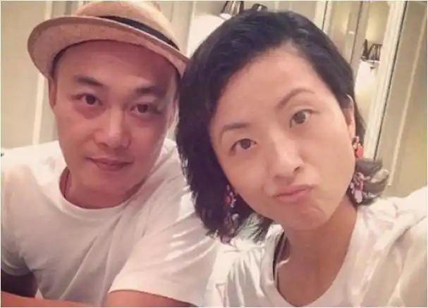 陈奕迅凭借自己对妻子的宠爱而赢得了"宠妻狂魔"的美称,如今他像伍佰