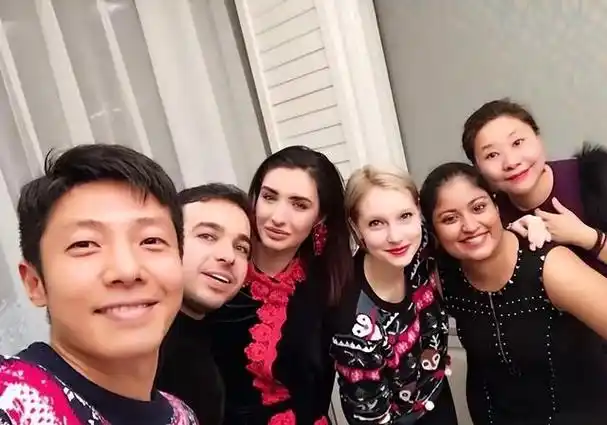 撒贝宁携妻子参加外甥婚礼,坐高铁一脸疲态,李白看书好优雅