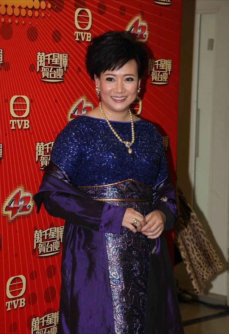 原创商天娥穿出了"微胖美精髓",深蓝色亮片连衣裙端庄稳重,真贵气