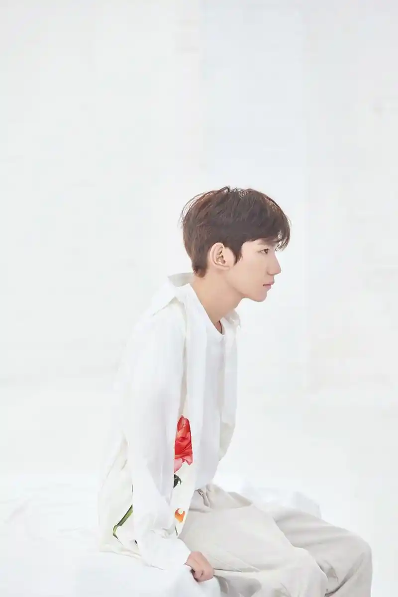 王源《花瓣》mv上线 纯粹空间带来极致视觉享受